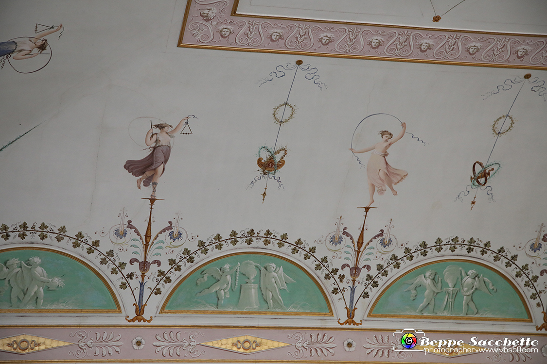 VBS_6518 - Villa Pisani - Stra (Venezia).jpg - SALA DI MARIA ANNA CAROLINA  Stanza intitolata a Maria Anna Carolina, sposa di Ferdinando figlio di Francesco i d'Austria. II soffitto è decorato dal pittore Bevilacqua con quattordici danzatrici con timpani e tamburelli e una sequenza di lunette con amorini; le pareti sono rivestite di una tappezzeria originaria dell'epoca. 